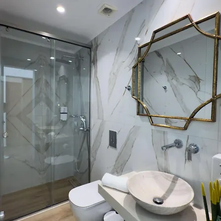 Deluxe Center 아파트호텔 3*