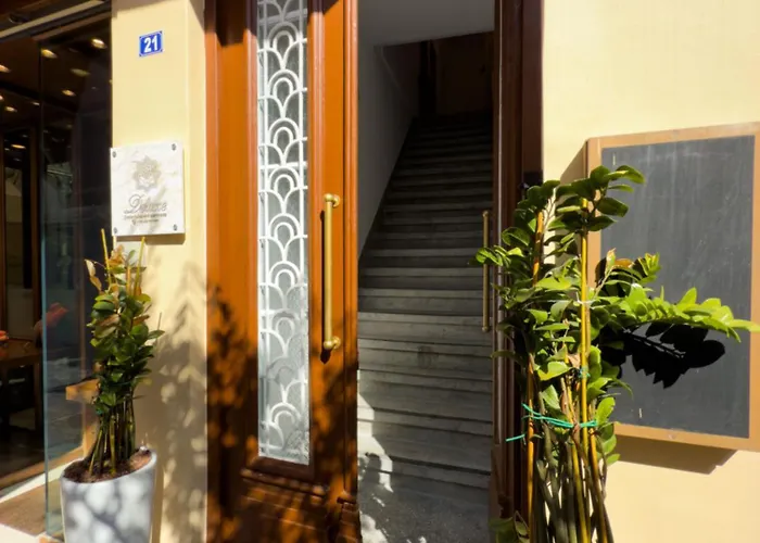 Deluxe Center Aparthotel 3*