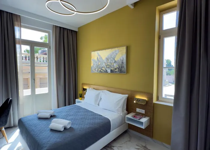 Deluxe Center Aparthotel 3*