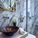 Deluxe Center Aparthotel 3*