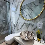 Deluxe Center Aparthotel 3*