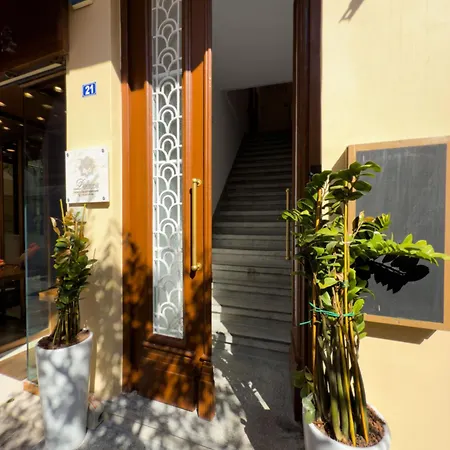 Deluxe Center Aparthotel 3*