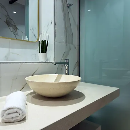 Deluxe Center Aparthotel 3*
