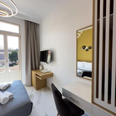 Deluxe Center Aparthotel 3*