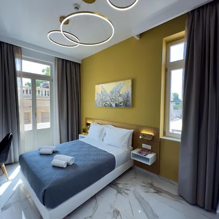 Deluxe Center Aparthotel 3*
