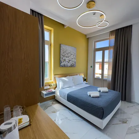 Deluxe Center Aparthotel 3*