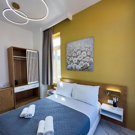 Deluxe Center Aparthotel 3*