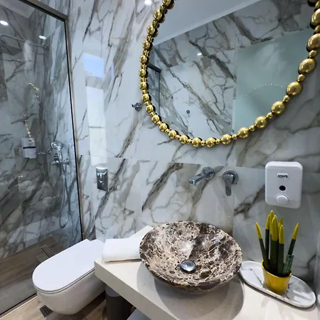 Deluxe Center Aparthotel 3*