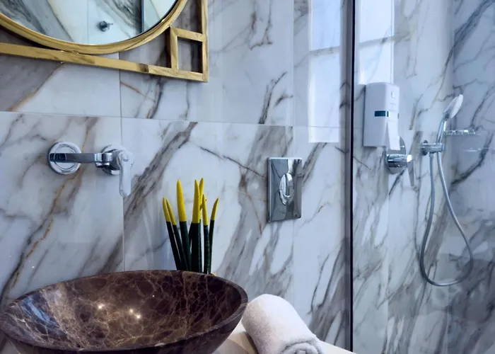 Deluxe Center Apartahotel 3*