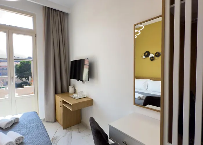 Deluxe Center Apartahotel 3*