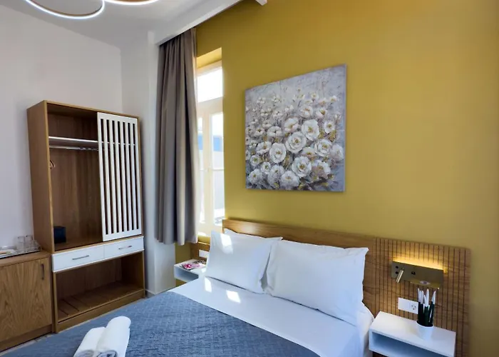 Deluxe Center Apartahotel 3*