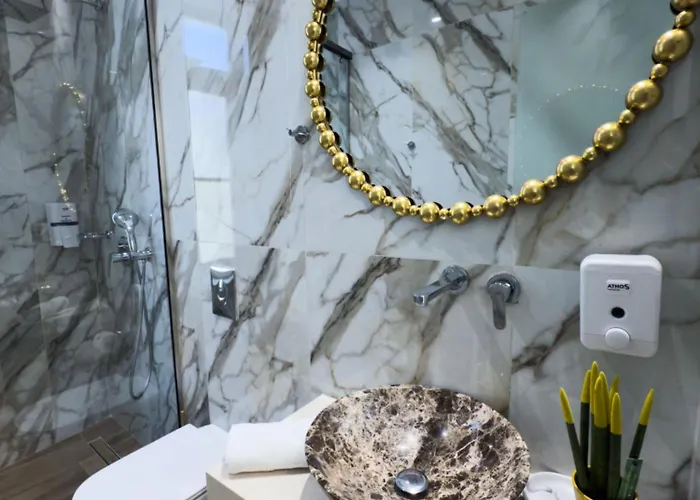 Deluxe Center Apartahotel 3*