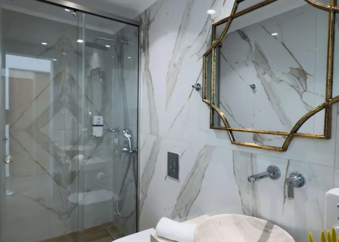 Deluxe Center Apartahotel 3*