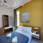 Deluxe Center Lägenhetshotell 3*