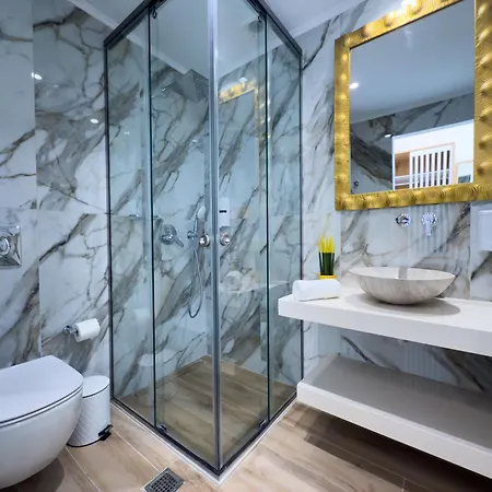 Deluxe Center Ханья